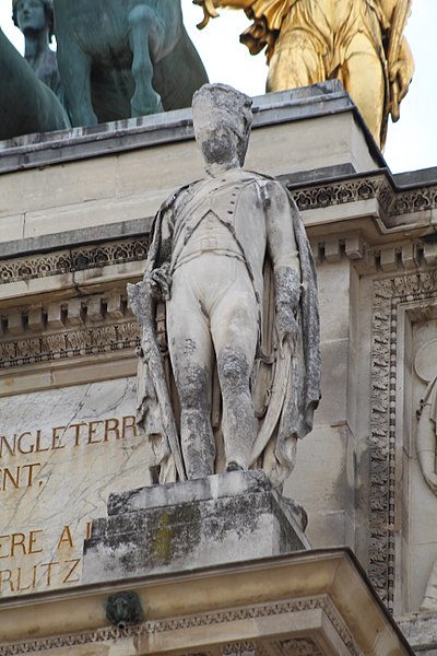 Restauration de l'Arc de Triomphe du Carrousel  400px-Statue_Chasseur_Cheval_Arc_Triomphe_Carrousel_fa%C3%A7ade_est_Paris_1