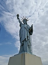 Réplique de la statue de la Liberté sur le front de mer.