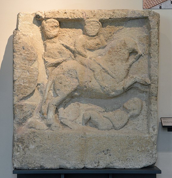 File:Stele au cavalier carnavalet.jpg