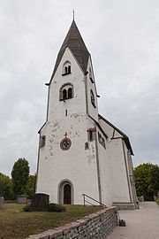 Kyrkobyggnaden från väster