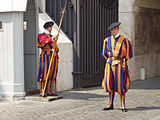 Vakter fra Sveitsergarden ved skilderhus i Vatikanet. Pavens livvakt er bevæpnet med hellebarder og uniformer inspirert av tradisjonell klesdrakt for sveitsiske og tyske landsknekter sist på 1400-tallet