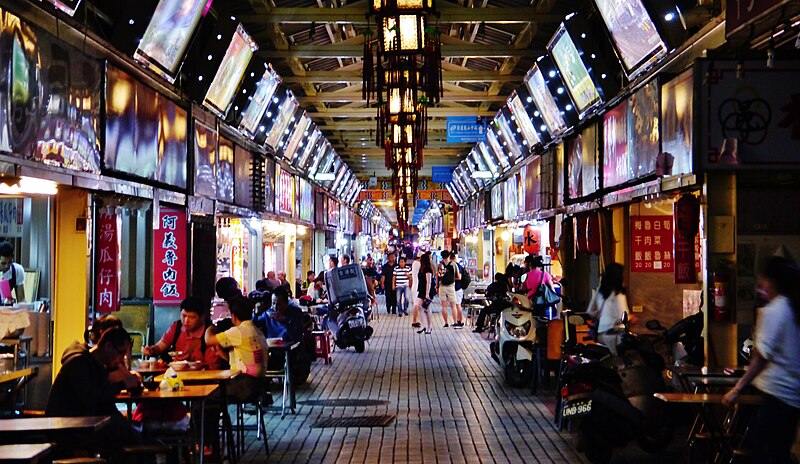 File:Taipeh Huaxi Night Market bei Nacht 4.jpg
