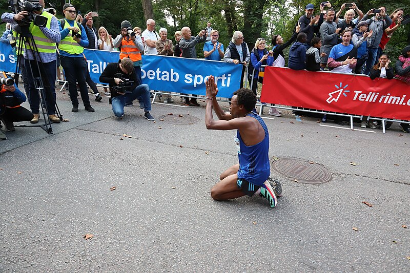 File:Tallinna Maraton 2023 (037) Sammy Kigen Keenia, I koht.jpg