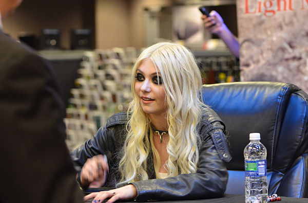 Momsen on the Light Me Up Tour (April 2011).