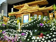 仏教式の葬式用祭壇の例