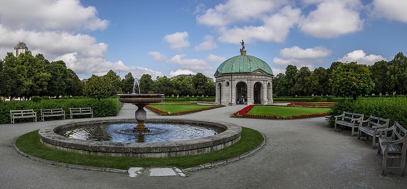 File:The fountain and the Dianatempel 01.jpg