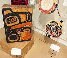 This reminds me of Alaska! (14351806855).jpg Kaa yoooka oot' x'oow ((costume), 2009, Tlingit people, Washington), Iakt gaaw (box drum, 2009, Tlingit people, Alaska), Kiwkiwil'ec (frame drum, 1970s, Nez Perce people), unidentified drum