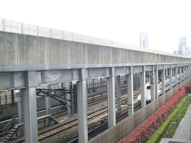 File:Tokaido Shinkansen lead track on Shinagawa station 2.jpg