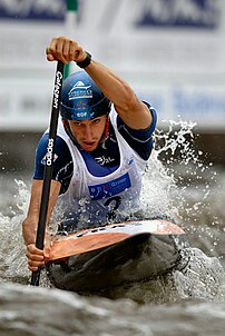 Tony Estanguet pagayant vers la victoire sur canoë dans le championnat du monde de slalom 2006. (définition réelle 2 008 × 3 000)