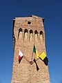 Torre di San Matteo con le bandiere delle contrade