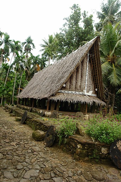 Datei:Traditional Yapese meeting house.jpg