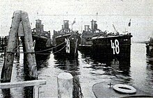 Three torpedo boats, including S139 and S150 at anchor at Travemunde Travemunde Damals - Hochseeflotte - Torpedoflottille in Kriegsausrustung.jpg