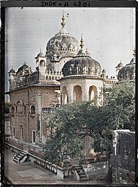 The Samadhi (mausoleum) of Ranjit Singh, Lahore, 1914. True-colour photograph - Lahore, India (now Pakistan) in 1914 - The Samadhi (mausoleum) of Ranjit Singh, "Sher-e-Punjab" ("the Lion of Punjab"), Maharajah of Punjab and the Sikh Empire (1780-1839) 01.jpg