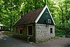 Nederlands Openluchtmuseum in Arnhem, 2005. Afgebeeld is de tuinderswoning uit de Beemster. Dit huisje was oorspronkelijk gebouwd in de Beemster (N.H.) en werd bewoond door een tuindersknecht. Tegenwoordig heeft de tuinderswoning, die al sinds 1958 in het museum staat, een nieuwe bestemming. Hier is nu de Fotostudio Wijdemans & Frère gevestigd.