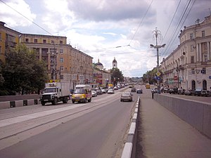 Маршрутное такси и автомобили на Тверском проспекте