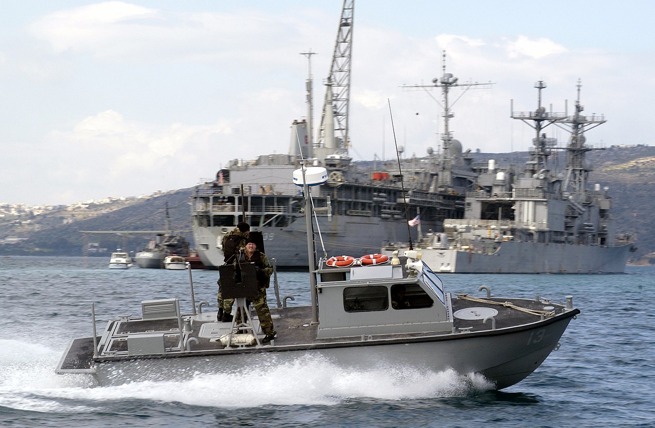 File:US Navy 030303-G-3024G-003 A 27-foot patrol boat assigned