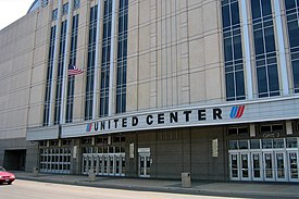 United Center'ın batı cephesinde bulunan 2. ve 3. kapılar.