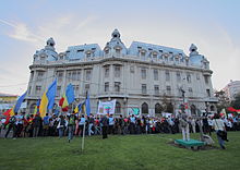 Large demonstration, with many tricolor (vertical blue, gold and red) Romanian flags