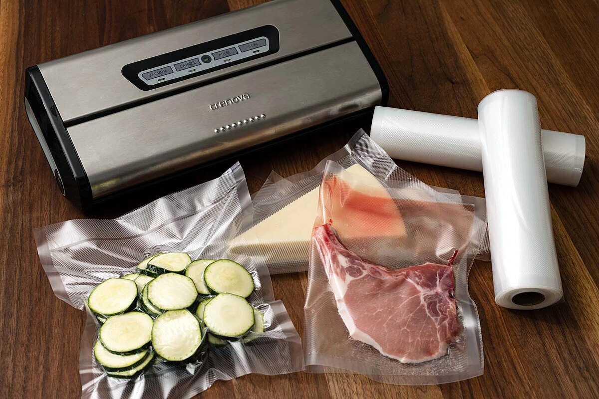 24 x 24cm MasterClass Food Vacuum Sealer with 4 Reusable Polyethylene Food Bags