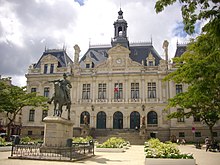 L'hôtel de Ville, avec la statue du connétable de Richemont par Arthur Le Duc.