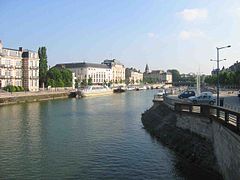 Fleuve avec des bateaux stationnés le long des berges.