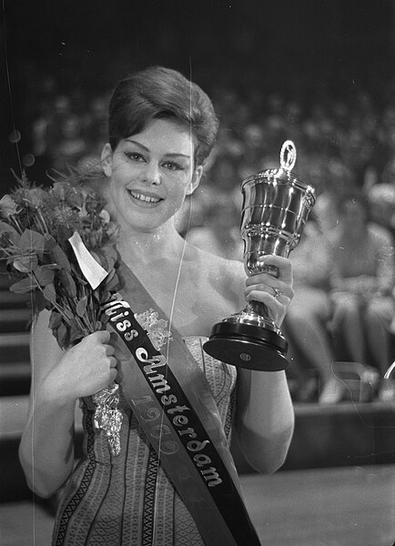 File:Verkiezing van Miss Amsterdam 1960 in het Concertgebouw Ans Schoon werd Miss Ams, Bestanddeelnr 911-1486.jpg