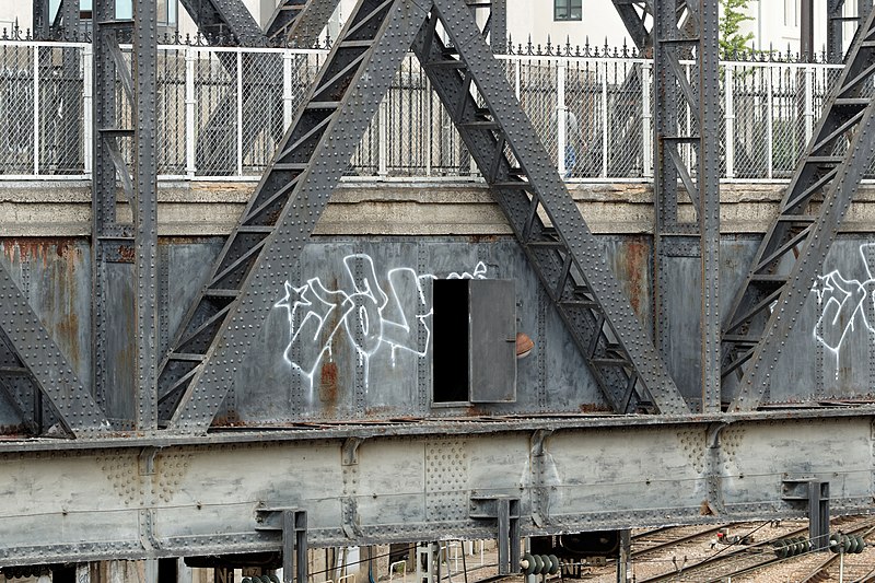 File:Viaduc de la rue de l'Aqueduc (Paris) 04.jpg