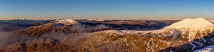 Vista matutina a sudoeste da montanha Ben Lawers nas Terras Altas da Escócia: destaque para Meall Corranaich à direita e Meall nan Tarmachan à esquerda (definição 20 791 × 5 092)