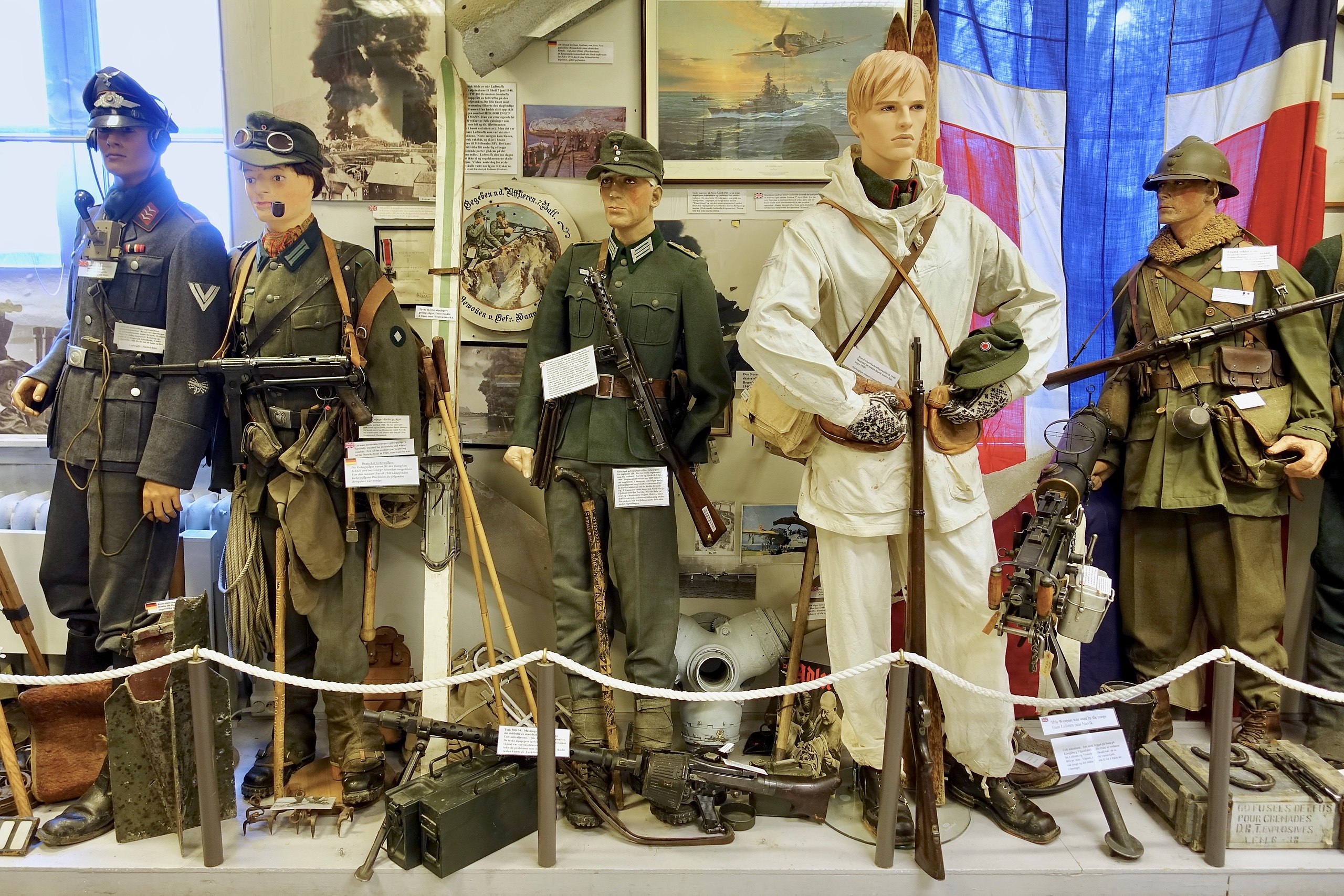 Fil:WW2 Norway. German uniforms Luftwaffe NCO communication Gebirgsjäger MP40 Norw. snow camouflage, French MG34 Colt 1929 etc Lofoten Krigsminnemuseum 2019 (enhanced white balance) 0137.jpg – Wikipedia