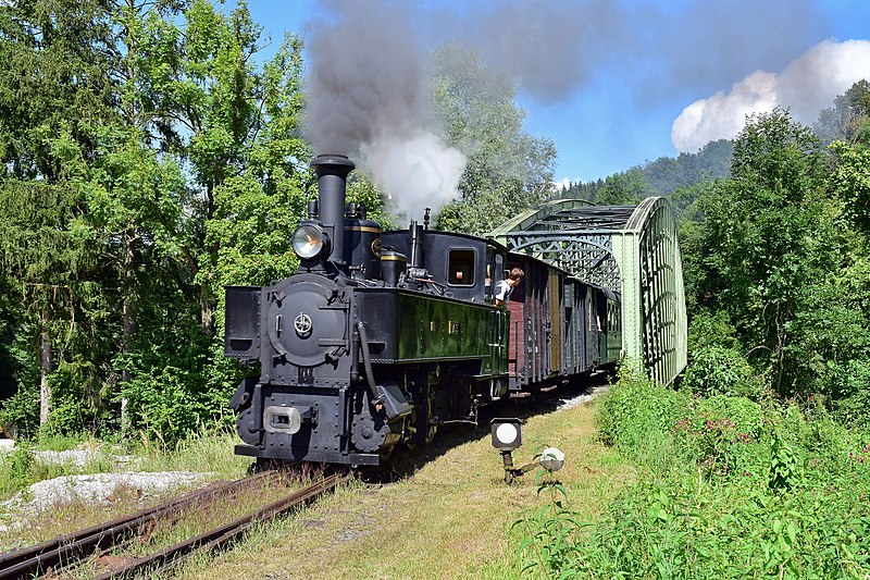 File:Waldneukirchen - Steyrtalbahn - Ausfahrt aus der Waldneukirchner Brücke.jpg