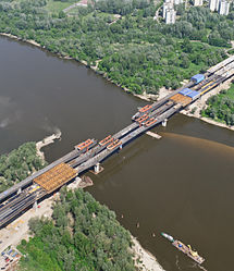 Polski: Most Północny w Warszawie z zainstalowanymi dwoma przęsłami, widok od strony południowej - zdjęcie lotnicze.