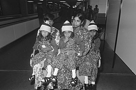 Surinaamse Hindoestanen op Schiphol in 1975
