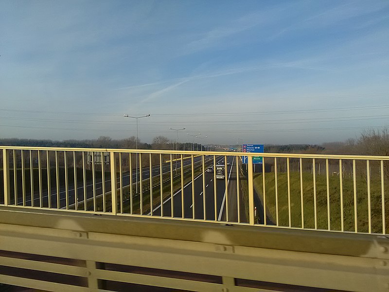 File:Widok z wiaduktu na ulicy Starołęckiej na autostradę A2 w Poznaniu - styczeń 2018.jpg