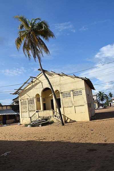 File:WikiConvFr23 en Cote d'Ivoire visite Bâtiments sites historiques de Grand-Bassam 17.jpg