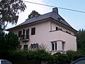 Residential house in open development, with enclosure