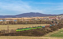 Beladener Erzzug aus der Ukraine bei Nižná Myšľa. An der Zugspitze laufen die Lokomotiven 125.827, 828, 829 und 830. (2019)