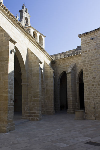 File:Úbeda-Iglesia Santa María de los Reales Alcázares-Patio del Claustro-20110919.jpg