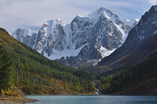 Вершина горного озера. Шавлинское озеро Алтай. Алтай Шавлинские озёра красавица. Верхнее Шавлинское озеро Алтай. Шавлинские озёра и Чуйский хребет.