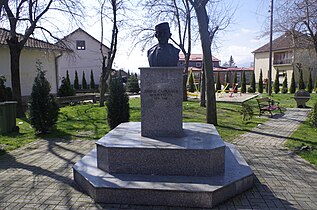 Споменик во паркот во Могила