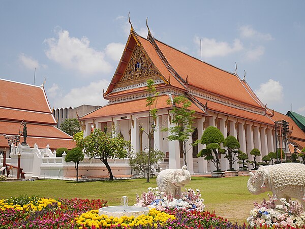 The Phutthaisawan Hall serves as the chapel of the Phra Phuttha Sihing Buddha image