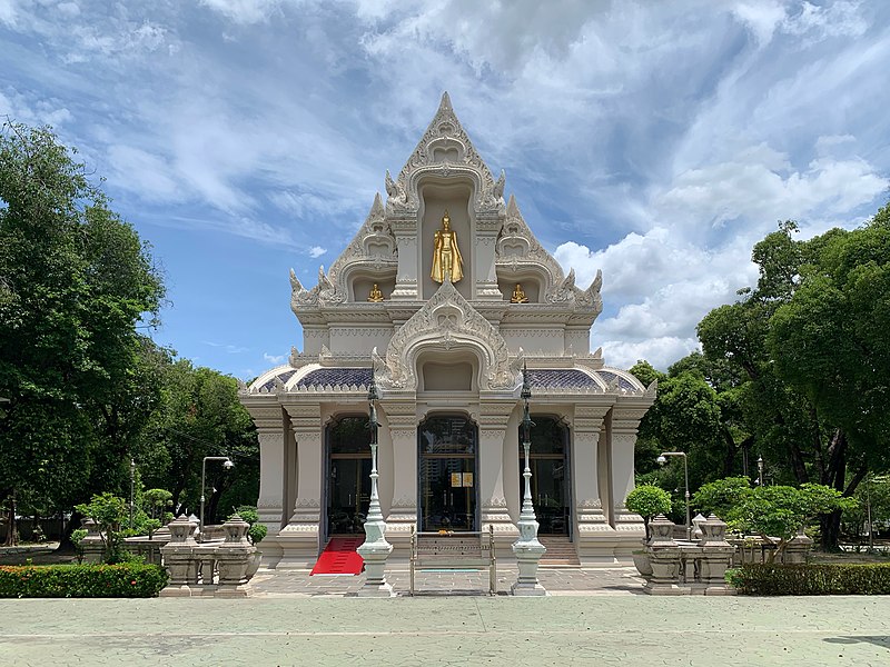 File:อุโบสถ วัดราชาธิวาส front view Ubosot Wat Rachathiwat.jpg