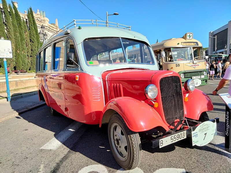 File:057 Mostra d'autobusos clàssics, av. Reina M. Cristina (Barcelona), Chevrolet Utility 1-2T (1934).jpg