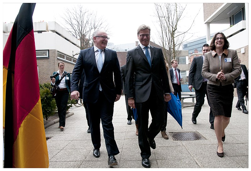 File:130409 Timmermans en Westerwelle op Duitse school Den Haag 2161 (12745730493).jpg