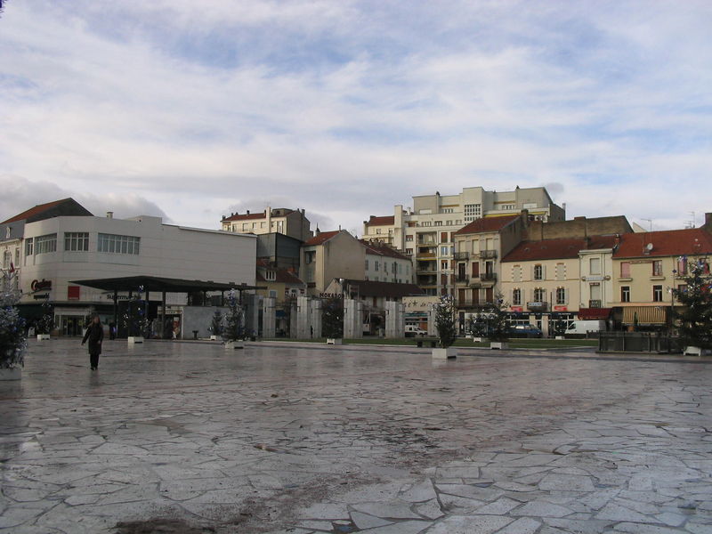 صورة:154VichyPlace Charles de Gaulle.jpg