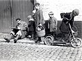 Lismonde dessinant l'église de Diest le 7 avril 1936 (photo Léon van Dievoet).