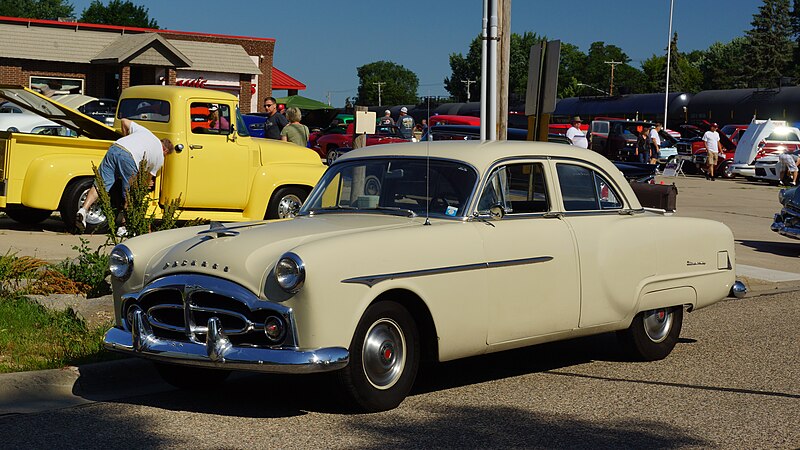 File:1951 Packard 200 4-Door Sedan; Annandale, MN (42362613925).jpg