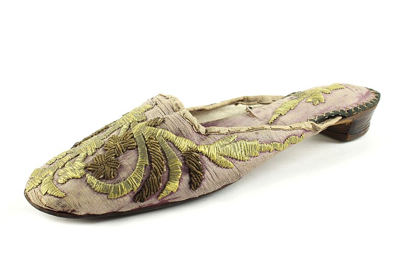 800px 19th century Venetian woman shoe%2C pink silk slipper with gold embroidery