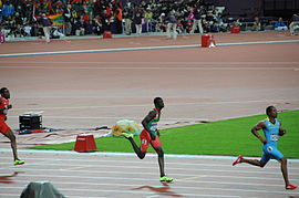 Kurz vor dem Ziel des 400-Meter-Finales: Kirani James vor Lugelin Santos und Lalonde Gordon