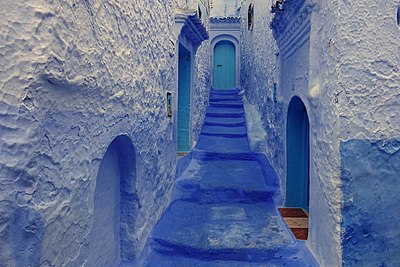 Jalanan dan rumah-rumah di Chefchaouen, Maroko, yang dijuluki "kota biru".