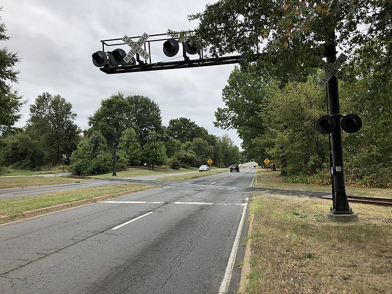 File:2019-09-13 14 56 59 View south along the George Washington Memorial Parkway at the at-grade railroad crossing in Alexandria, Virginia.jpg